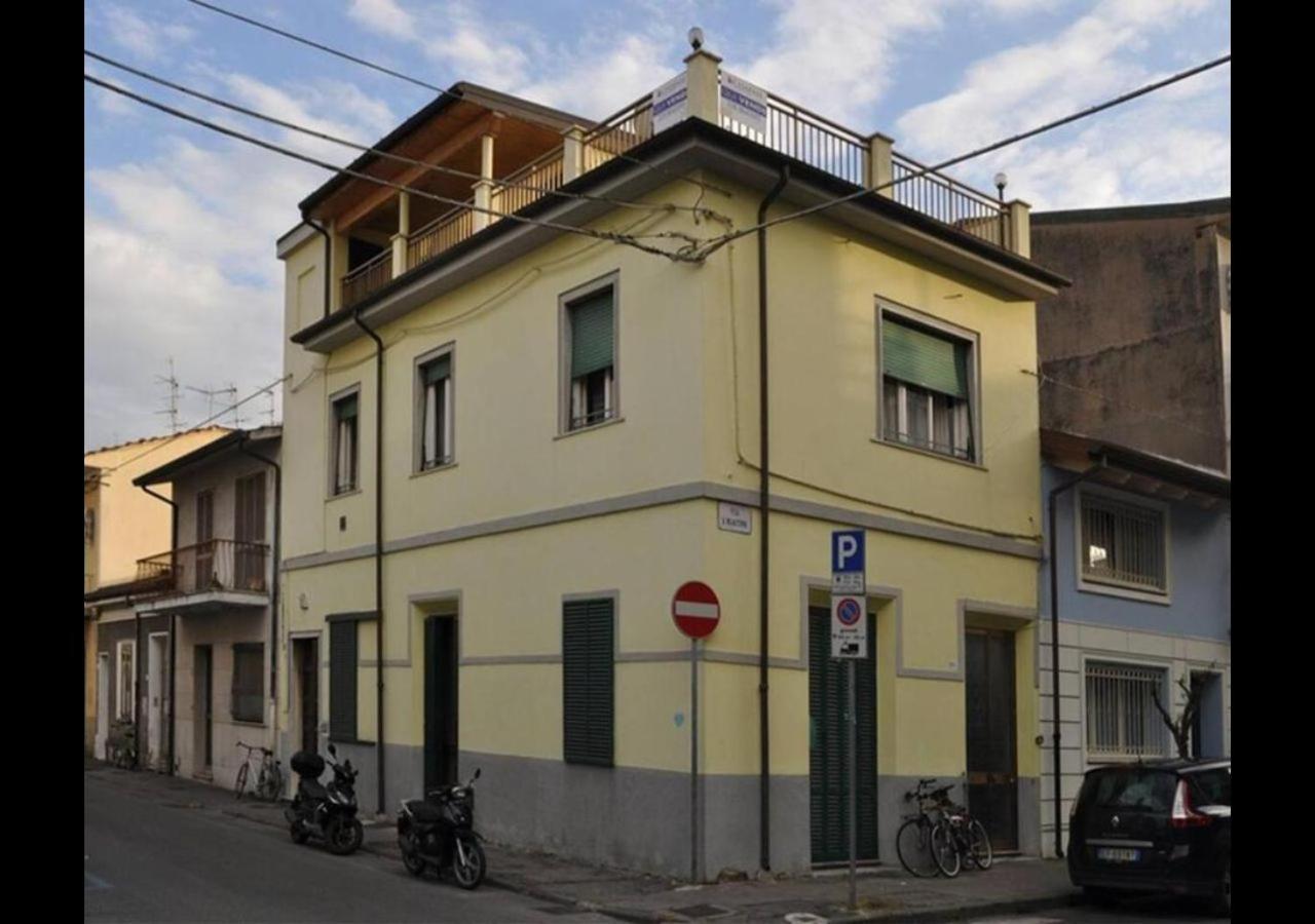 Altido Apt For 8 With Huge Terrace In Old Town Of Viareggio Exterior foto
